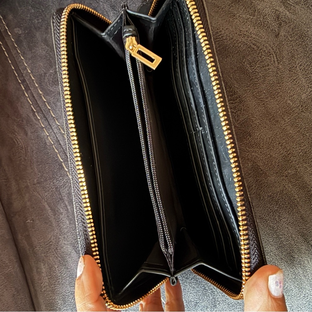 Guess Monogram Wallet - Picture 3 of 5